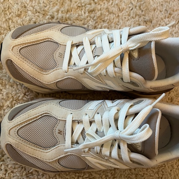 New Balance Cream and Gray Athletic Shoes 9060 - Picture 4 of 11
